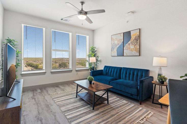 Elegante sala de estar con mobiliario moderno en un apartamento en Building Ferrystone Glen Drive - evonifystays - 1343247 en Austin, Austin Elegante sala de estar con mobiliario moderno en un apartamento en Building Ferrystone Glen Drive - evonifystays - 1343247 en Austin, Austin