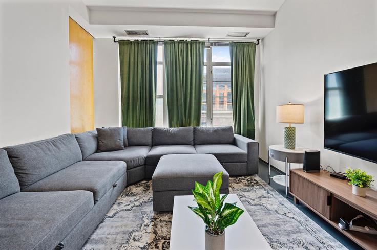 Elegante sala de estar con mobiliario moderno en un apartamento en Building East Berkeley Street - evonifystays - 1343269 en Boston, Boston Elegante sala de estar con mobiliario moderno en un apartamento en Building East Berkeley Street - evonifystays - 1343269 en Boston, Boston