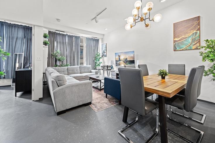 Salle de séjour élégante avec mobilier moderne dans un appartement à Building East Berkeley Street - evonifystays - 1343270 à Boston, Boston