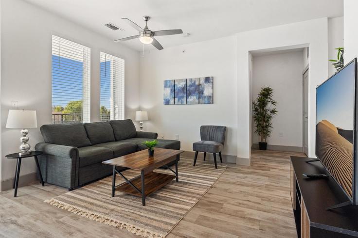 Salle de séjour élégante avec mobilier moderne dans un appartement à Building Ferrystone Glen Drive - evonifystays - 1343246 à Austin, Austin Salle de séjour élégante avec mobilier moderne dans un appartement à Building Ferrystone Glen Drive - evonifystays - 1343246 à Austin, Austin