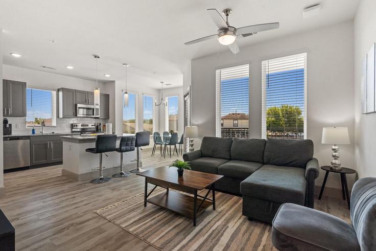 Austin, Austin에 위치한 Building Ferrystone Glen Drive - evonifystays - 1343252 아파트의 세련된 인테리어가 돋보이는 거실 Austin, Austin에 위치한 Building Ferrystone Glen Drive - evonifystays - 1343252 아파트의 세련된 인테리어가 돋보이는 거실