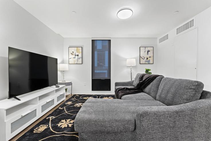 Elegant gestaltetes Wohnzimmer mit moderner Einrichtung in einer Wohnung im Building Western Avenue - evonifystays - 1240300 - BOS in Boston, Boston Elegant gestaltetes Wohnzimmer mit moderner Einrichtung in einer Wohnung im Building Western Avenue - evonifystays - 1240300 - BOS in Boston, Boston