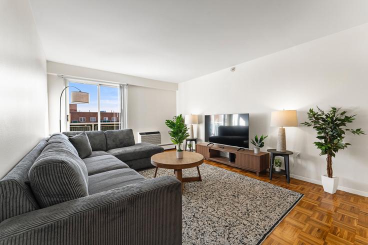 Brookline BrooklineのBuilding Freeman Street - evonifystays - 1240318 - BOSのアパートメントにある、モダンな家具を備えたエレガントなデザインのリビングルーム Brookline BrooklineのBuilding Freeman Street - evonifystays - 1240318 - BOSのアパートメントにある、モダンな家具を備えたエレガントなデザインのリビングルーム