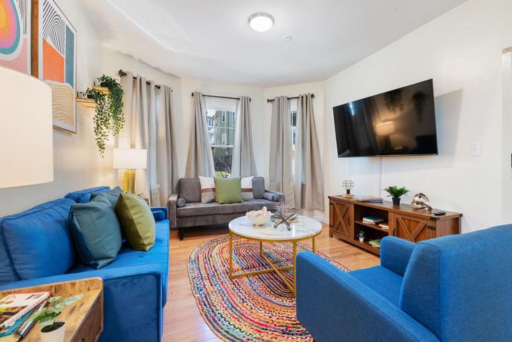Sala de estar elegantemente projetada com móveis modernos em um apartamento no Building Hubbardston Road - evonifystays - 1343281 em Boston, Boston Sala de estar elegantemente projetada com móveis modernos em um apartamento no Building Hubbardston Road - evonifystays - 1343281 em Boston, Boston