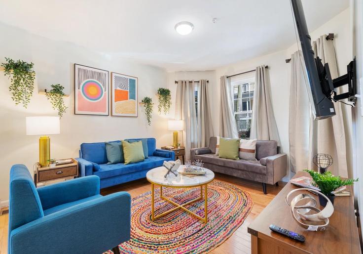 Boston BostonのBuilding Hubbardston Road - evonifystays - 1343265のアパートメントにある、モダンな家具を備えたエレガントなデザインのリビングルーム