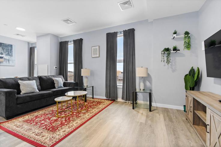 Building Broadway - evonifystays - 1240399 - BOS adresindeki bir dairede modern mobilyalarla zarif bir şekilde tasarlanmış oturma odası Everett, Everett Building Broadway - evonifystays - 1240399 - BOS adresindeki bir dairede modern mobilyalarla zarif bir şekilde tasarlanmış oturma odası Everett, Everett