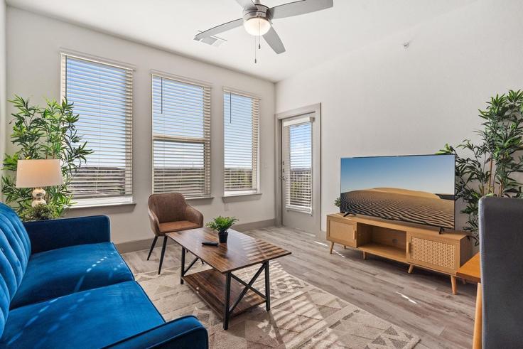 Austin, Austin에 위치한 Building Ferrystone Glen Drive - evonifystays - 1343249 아파트의 세련된 인테리어가 돋보이는 거실 Austin, Austin에 위치한 Building Ferrystone Glen Drive - evonifystays - 1343249 아파트의 세련된 인테리어가 돋보이는 거실