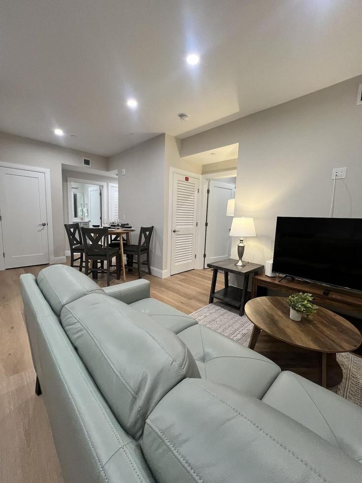 Sala de estar elegantemente projetada com móveis modernos em um apartamento no Building McGrath Highway - evonifystays - 1364689 em Somerville, Somerville Sala de estar elegantemente projetada com móveis modernos em um apartamento no Building McGrath Highway - evonifystays - 1364689 em Somerville, Somerville