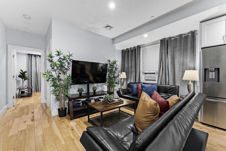 Sala de estar elegantemente projetada com móveis modernos em um apartamento no Building Bennington Street - evonifystays - 1343283 em Boston, Boston