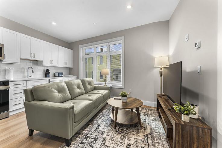 Sala de estar elegantemente projetada com móveis modernos em um apartamento no Building McGrath Highway - evonifystays - 1364690 em Somerville, Somerville Sala de estar elegantemente projetada com móveis modernos em um apartamento no Building McGrath Highway - evonifystays - 1364690 em Somerville, Somerville