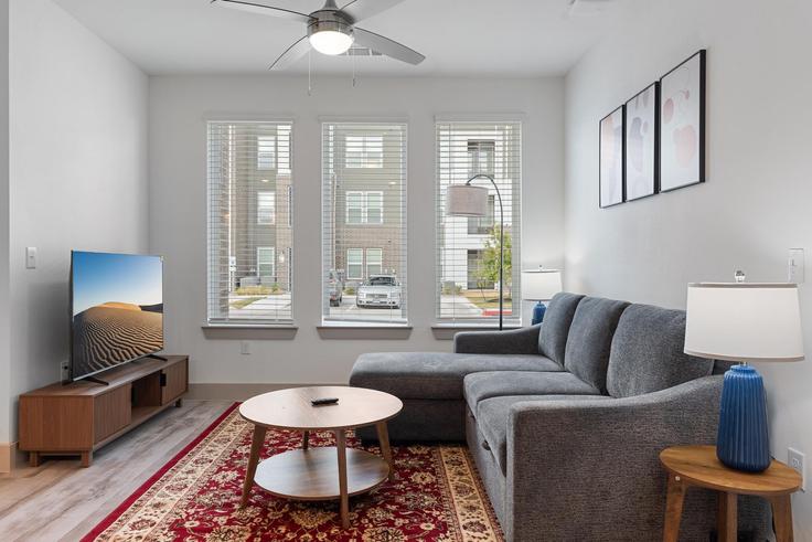 Elegant gestaltetes Wohnzimmer mit moderner Einrichtung in einer Wohnung im Building Plains Crest Drive - evonifystays - 1240328 in Austin, Austin