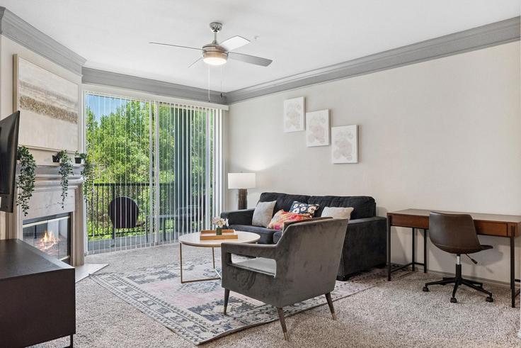 Elegant gestaltetes Wohnzimmer mit moderner Einrichtung in einer Wohnung im Building Metric Boulevard - evonifystays - 1343245 in Austin, Austin