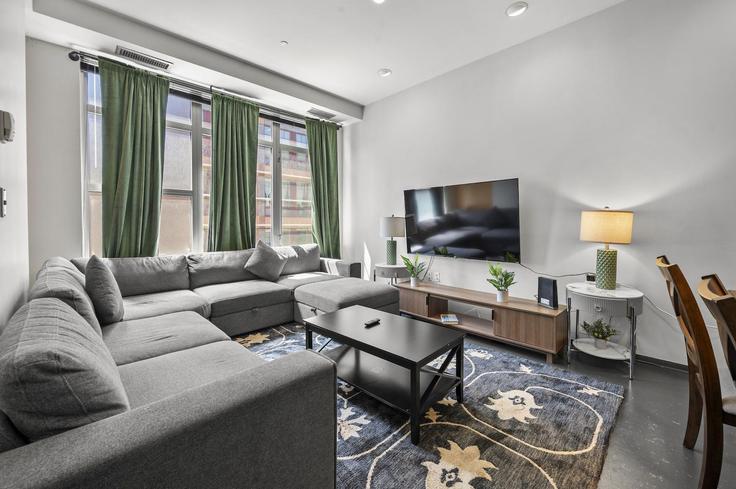 Elegante sala de estar con mobiliario moderno en un apartamento en Building East Berkeley Street - evonifystays - 1343278 en Boston, Boston Elegante sala de estar con mobiliario moderno en un apartamento en Building East Berkeley Street - evonifystays - 1343278 en Boston, Boston