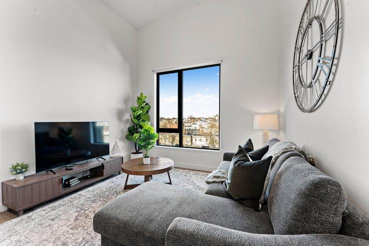 Building Bremen Street - evonifystays - 1240295 - BOS adresindeki bir dairede modern mobilyalarla zarif bir şekilde tasarlanmış oturma odası Boston, Boston