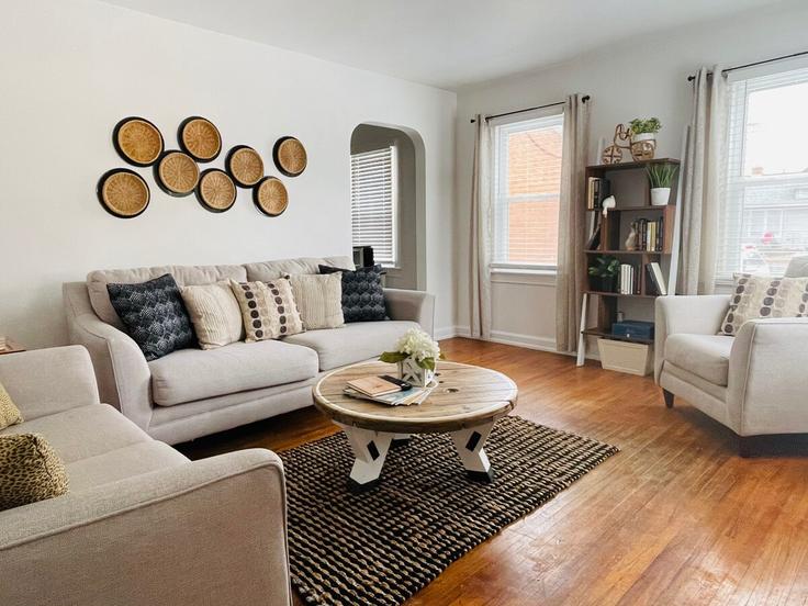 Salle de séjour élégante avec mobilier moderne dans un appartement à Building Bellemeade Avenue - evv-housing - 1271855 - USA à Evansville, Evansville Salle de séjour élégante avec mobilier moderne dans un appartement à Building Bellemeade Avenue - evv-housing - 1271855 - USA à Evansville, Evansville