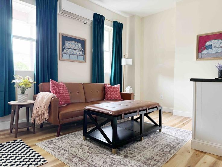 Evansville, Evansville에 위치한 Building West Iowa Street - evv-housing - 1271817 - USA 아파트의 세련된 인테리어가 돋보이는 거실 Evansville, Evansville에 위치한 Building West Iowa Street - evv-housing - 1271817 - USA 아파트의 세련된 인테리어가 돋보이는 거실