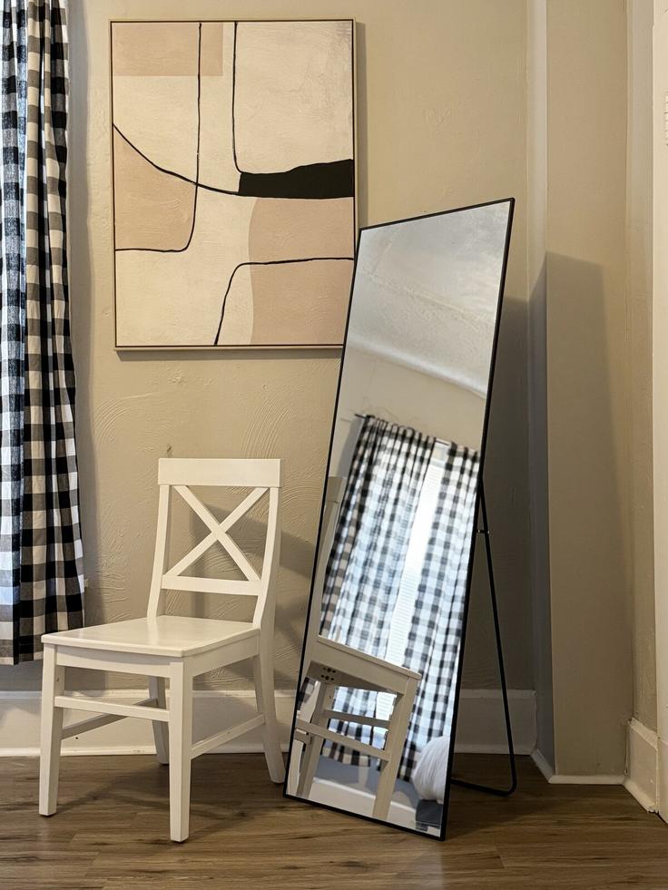 Evansville, Evansville에 위치한 Building Southeast 2nd Street - evv-housing - 1271857 - USA 유닛의 세련된 인테리어가 돋보이는 거실 Evansville, Evansville에 위치한 Building Southeast 2nd Street - evv-housing - 1271857 - USA 유닛의 세련된 인테리어가 돋보이는 거실