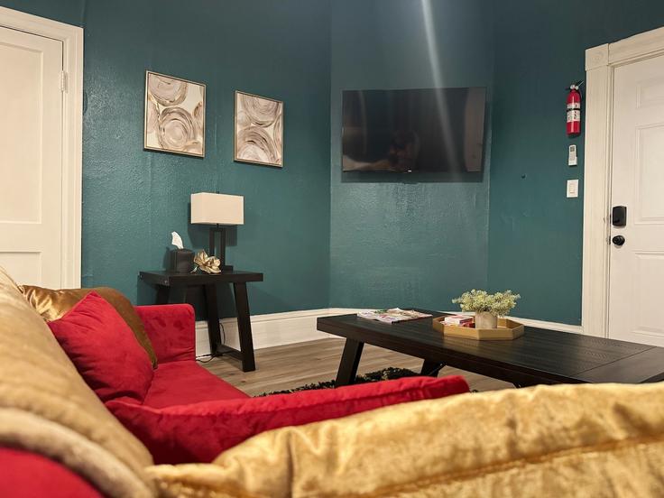 Building Southeast 6th Street - evv-housing - 1271811 - USA adresindeki bir dairede modern mobilyalarla zarif bir şekilde tasarlanmış oturma odası Evansville, Evansville Building Southeast 6th Street - evv-housing - 1271811 - USA adresindeki bir dairede modern mobilyalarla zarif bir şekilde tasarlanmış oturma odası Evansville, Evansville