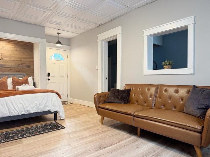 Building East Chandler Avenue - evv-housing - 1284998 - USA adresindeki bir dairede modern mobilyalarla zarif bir şekilde tasarlanmış oturma odası Evansville, Evansville Building East Chandler Avenue - evv-housing - 1284998 - USA adresindeki bir dairede modern mobilyalarla zarif bir şekilde tasarlanmış oturma odası Evansville, Evansville