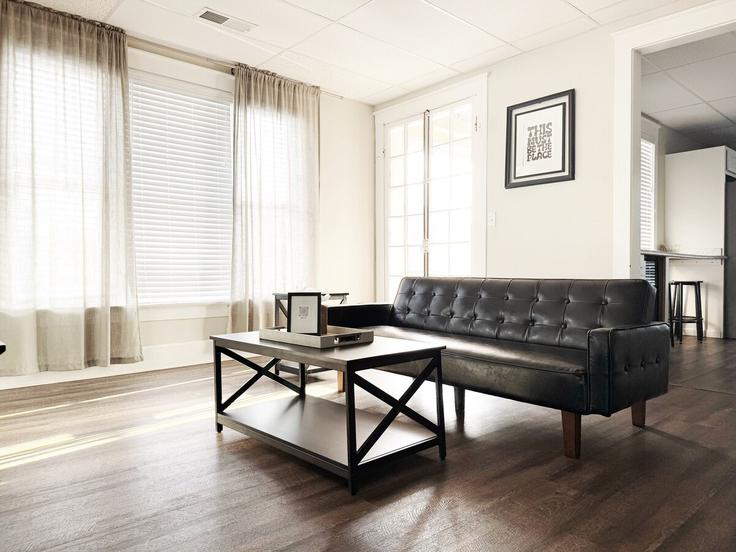 Sala de estar elegantemente projetada com móveis modernos em um apartamento no Building Southeast 1st Street - evv-housing - 1271833 - USA em Evansville, Evansville Sala de estar elegantemente projetada com móveis modernos em um apartamento no Building Southeast 1st Street - evv-housing - 1271833 - USA em Evansville, Evansville