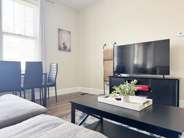 Evansville, Evansville에 위치한 Building Cherry Street - evv-housing - 1271837 - USA 유닛의 세련된 인테리어가 돋보이는 거실 Evansville, Evansville에 위치한 Building Cherry Street - evv-housing - 1271837 - USA 유닛의 세련된 인테리어가 돋보이는 거실