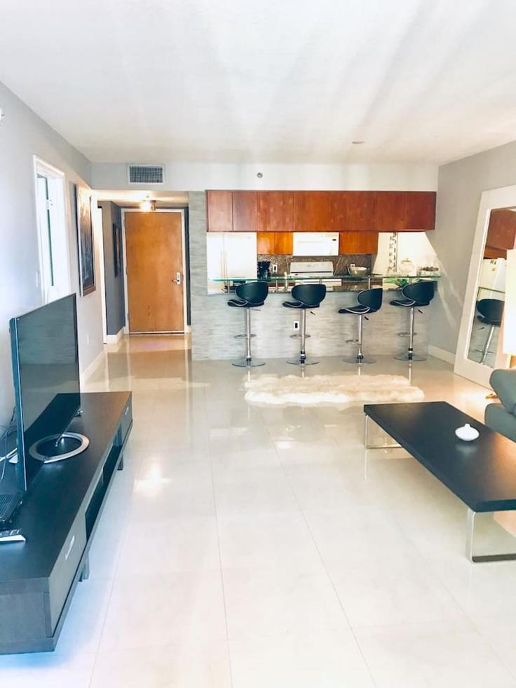 Salle de séjour élégante avec mobilier moderne dans un appartement à Building Brickell Bay Drive - executive-corporate-rental - 1697762 à Miami, Miami Salle de séjour élégante avec mobilier moderne dans un appartement à Building Brickell Bay Drive - executive-corporate-rental - 1697762 à Miami, Miami