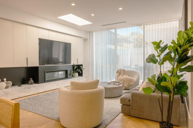 Sala de estar elegantemente projetada com móveis modernos em um apartamento no Building Tuxen Court - executive-home-rentals - 1472532 em Brighton East, Melbourne Sala de estar elegantemente projetada com móveis modernos em um apartamento no Building Tuxen Court - executive-home-rentals - 1472532 em Brighton East, Melbourne