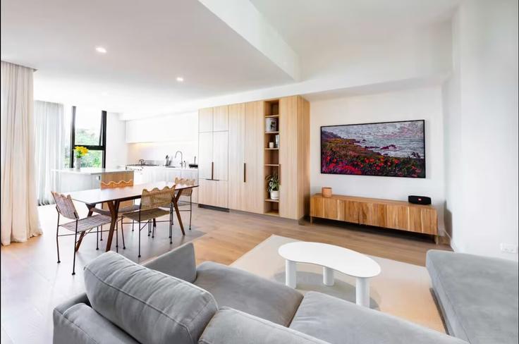 Sala de estar elegantemente projetada com móveis modernos em um apartamento no Building Fitzroy Street - executive-home-rentals - 1473558 em St Kilda, Melbourne Sala de estar elegantemente projetada com móveis modernos em um apartamento no Building Fitzroy Street - executive-home-rentals - 1473558 em St Kilda, Melbourne