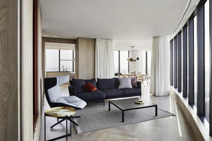 Elegant gestaltetes Wohnzimmer mit moderner Einrichtung in einer Wohnung im Building Queens Bridge Street - executive-home-rentals - 1472534 in Southbank, Melbourne