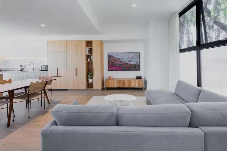 Sala de estar elegantemente projetada com móveis modernos em um apartamento no Building Grey Street - executive-home-rentals - 1472538 em St Kilda, Melbourne Sala de estar elegantemente projetada com móveis modernos em um apartamento no Building Grey Street - executive-home-rentals - 1472538 em St Kilda, Melbourne