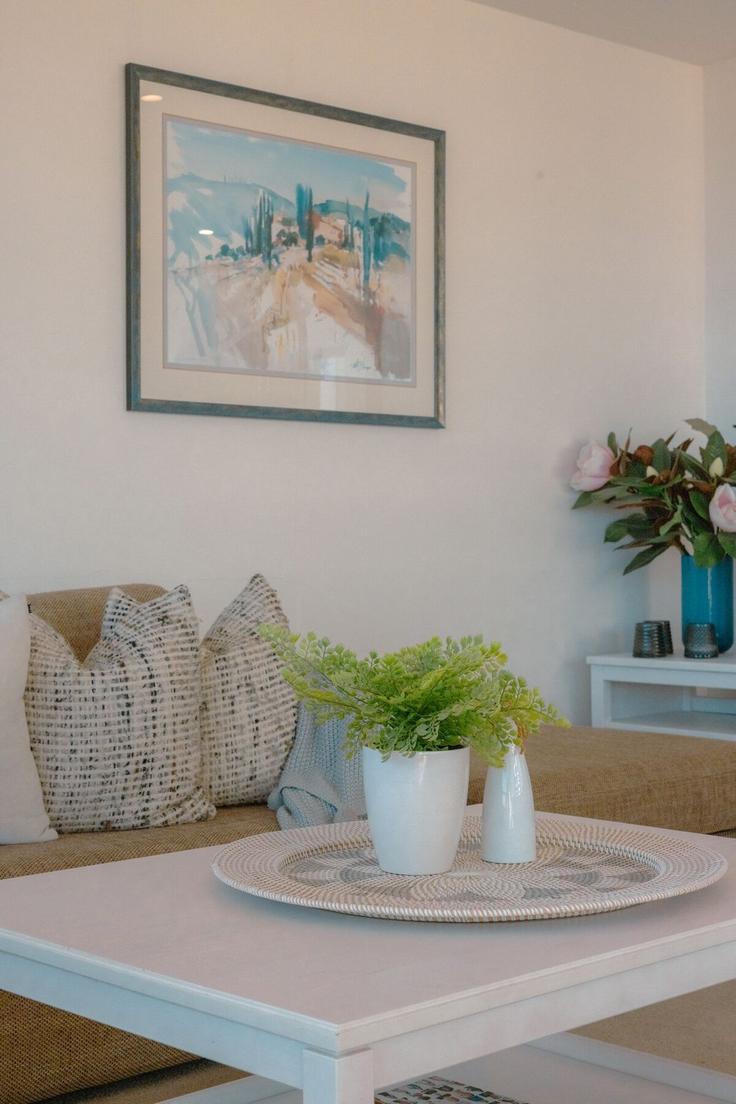 Sala de estar elegantemente projetada com móveis modernos em um apartamento no Building Beaconsfield Parade - executive-home-rentals - 1472539 em Saint Kilda West, Melbourne Sala de estar elegantemente projetada com móveis modernos em um apartamento no Building Beaconsfield Parade - executive-home-rentals - 1472539 em Saint Kilda West, Melbourne