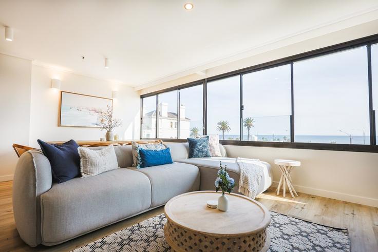 Sala de estar elegantemente projetada com móveis modernos em um apartamento no Building Fitzroy Street - executive-home-rentals - 1473561 em St Kilda, Melbourne Sala de estar elegantemente projetada com móveis modernos em um apartamento no Building Fitzroy Street - executive-home-rentals - 1473561 em St Kilda, Melbourne