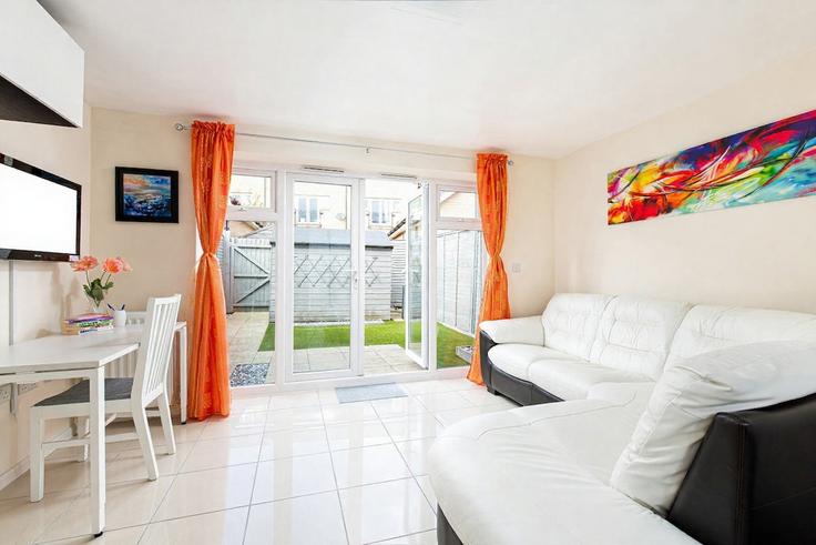 Building Elm Hayes Road - fabaccommodation - 1629442 adresindeki bir dairede modern mobilyalarla zarif bir şekilde tasarlanmış oturma odası Bristol, Bristol Building Elm Hayes Road - fabaccommodation - 1629442 adresindeki bir dairede modern mobilyalarla zarif bir şekilde tasarlanmış oturma odası Bristol, Bristol