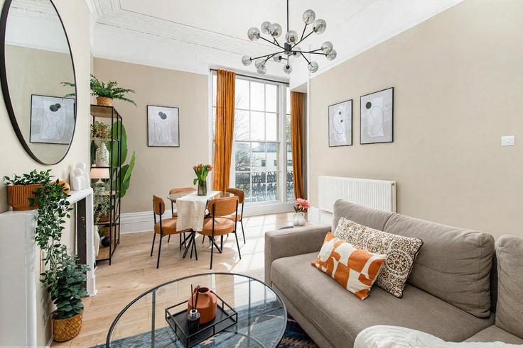 Elegant gestaltetes Wohnzimmer mit moderner Einrichtung in einer Wohnung im Building Saint Paul's Road - fabaccommodation - 1629434 in Bristol, Bristol