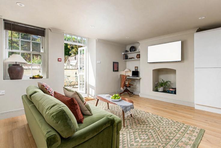 Elegant gestaltetes Wohnzimmer mit moderner Einrichtung in einer Wohnung im Building Hampton Park - fabaccommodation - 1629408 in Bristol, Bristol