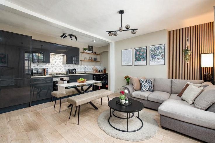 Elegante sala de estar con mobiliario moderno en un apartamento en Building Saint Paul's Road - fabaccommodation - 1629415 en London Borough of Islington, London