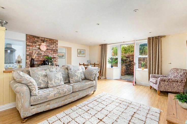 Elegant gestaltetes Wohnzimmer mit moderner Einrichtung in einer Wohnung im Building Beaconsfield Road - fabaccommodation - 1629417 in Bristol, Bristol