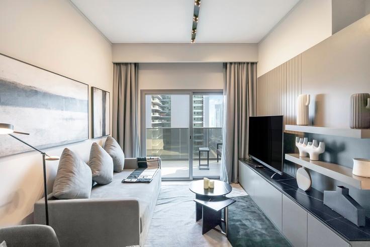 Dubai Trade CenterのBuilding Al Safa Street - fam-living - 1644471のアパートメントにある、モダンな家具を備えたエレガントなデザインのリビングルーム Dubai Trade CenterのBuilding Al Safa Street - fam-living - 1644471のアパートメントにある、モダンな家具を備えたエレガントなデザインのリビングルーム
