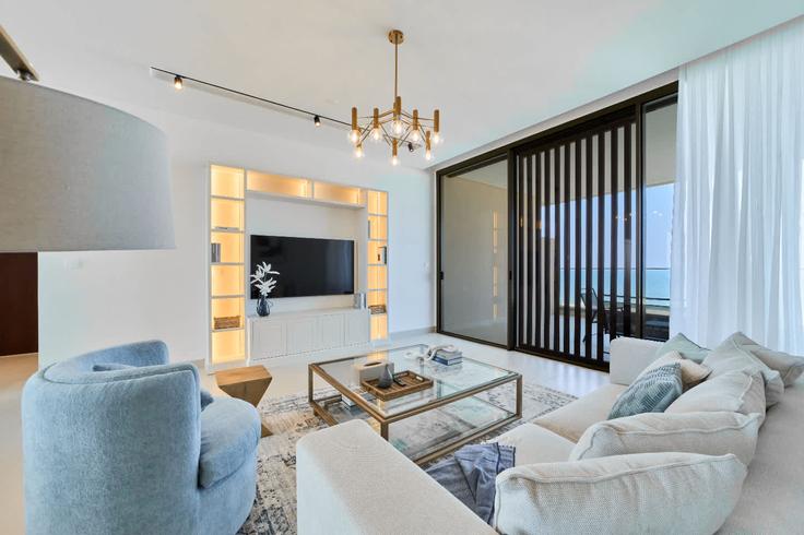 Elegante sala de estar con mobiliario moderno en un apartamento en Building Tariaq Bedon Esm - fam-living - 1644467 en Ajman, Ajman Elegante sala de estar con mobiliario moderno en un apartamento en Building Tariaq Bedon Esm - fam-living - 1644467 en Ajman, Ajman