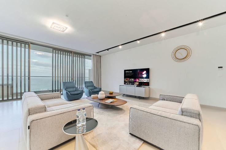 Elegante sala de estar con mobiliario moderno en un apartamento en Building Tariaq Bedon Esm - fam-living - 1644502 en Ajman, Ajman Elegante sala de estar con mobiliario moderno en un apartamento en Building Tariaq Bedon Esm - fam-living - 1644502 en Ajman, Ajman