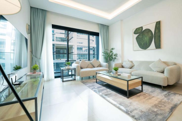 Sala de estar elegantemente projetada com móveis modernos em um apartamento no Building Al Noor Street - fam-living - 1644497 em Al Wasl, Dubai Sala de estar elegantemente projetada com móveis modernos em um apartamento no Building Al Noor Street - fam-living - 1644497 em Al Wasl, Dubai