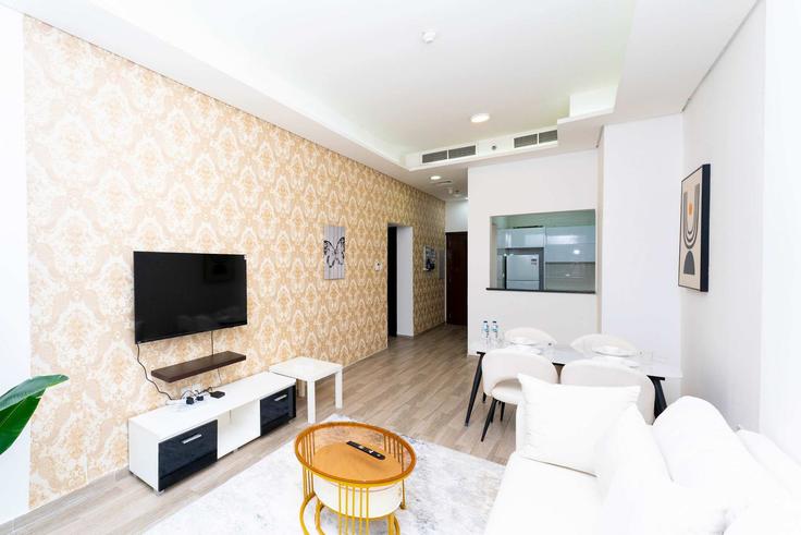 Elegante sala de estar con mobiliario moderno en un apartamento en Building Lazuward South West - fam-living - 1644519 en Al Barsha South Fourth, Dubai Elegante sala de estar con mobiliario moderno en un apartamento en Building Lazuward South West - fam-living - 1644519 en Al Barsha South Fourth, Dubai