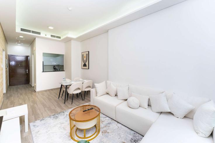 Building Lazuward South West - fam-living - 1644519 adresindeki bir dairede modern mobilyalarla zarif bir şekilde tasarlanmış oturma odası Al Barsha South Fourth, Dubai