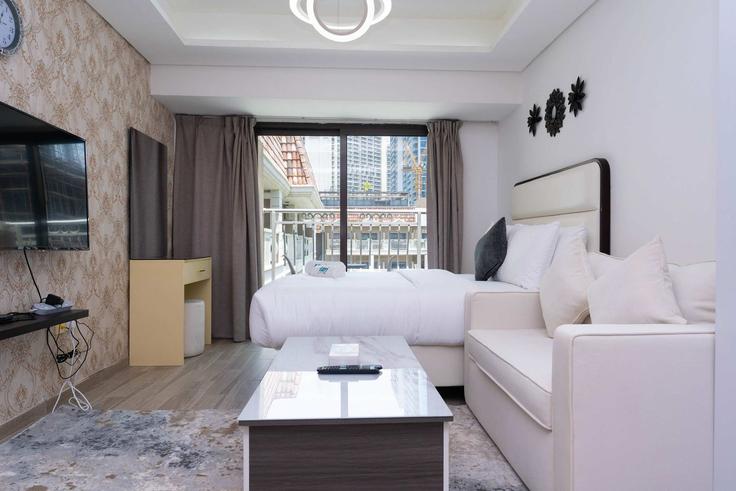 Elegante sala de estar con mobiliario moderno en un apartamento en Building Lazuward South West - fam-living - 1644460 en Al Barsha South Fourth, Dubai Elegante sala de estar con mobiliario moderno en un apartamento en Building Lazuward South West - fam-living - 1644460 en Al Barsha South Fourth, Dubai