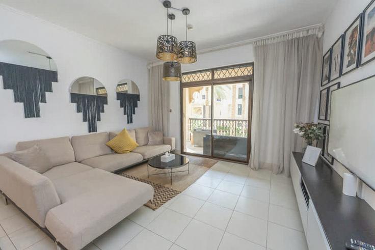 Building Burj Khalifa Boulevard - fam-living - 1644523 adresindeki bir dairede modern mobilyalarla zarif bir şekilde tasarlanmış oturma odası Burj Khalifa, Dubai
