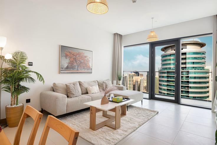 Dubai Dubai MarinaのBuilding Marina Promenade - farwell-gervase - 1256790 - DXBのアパートメントにある、モダンな家具を備えたエレガントなデザインのリビングルーム Dubai Dubai MarinaのBuilding Marina Promenade - farwell-gervase - 1256790 - DXBのアパートメントにある、モダンな家具を備えたエレガントなデザインのリビングルーム