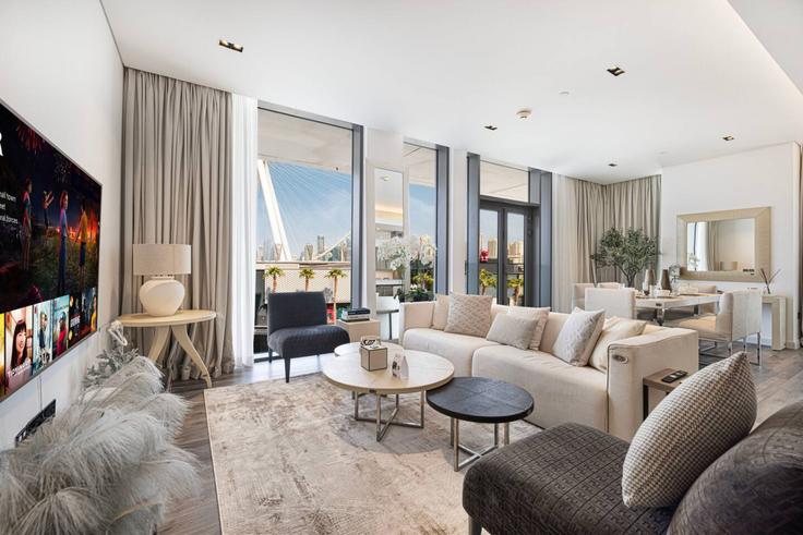 Elegante sala de estar con mobiliario moderno en un apartamento en Building Tariaq Bedon Esm - farwell-gervase - 1311536 - DXB en Bluewaters Island, Dubai Elegante sala de estar con mobiliario moderno en un apartamento en Building Tariaq Bedon Esm - farwell-gervase - 1311536 - DXB en Bluewaters Island, Dubai