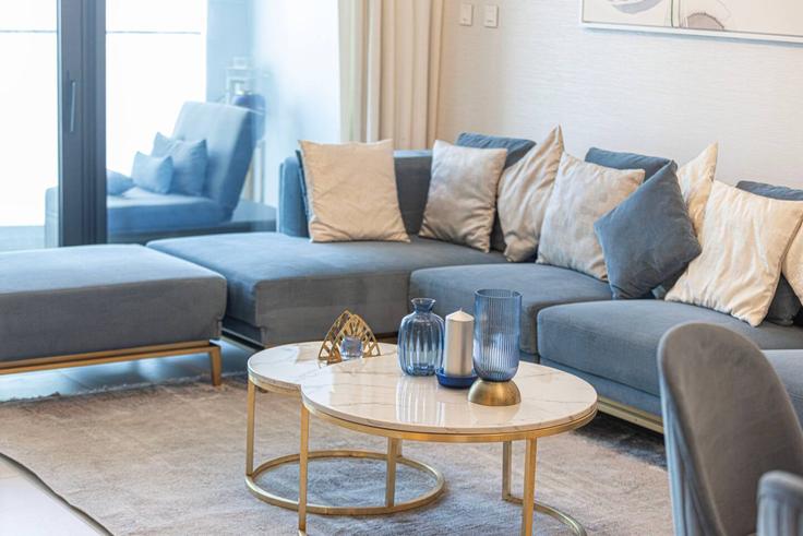 Dubai Marina, Dubai에 위치한 Building Al Mamsha Street - farwell-gervase - 1337797 아파트의 세련된 인테리어가 돋보이는 거실