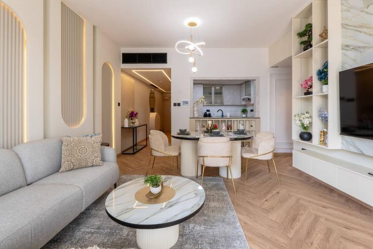 Sala de estar elegantemente projetada com móveis modernos em um apartamento no Building Sheikh Mohammed bin Rashid Boulevard - farwell-gervase - 1340551 em Downtown Dubai, Dubai