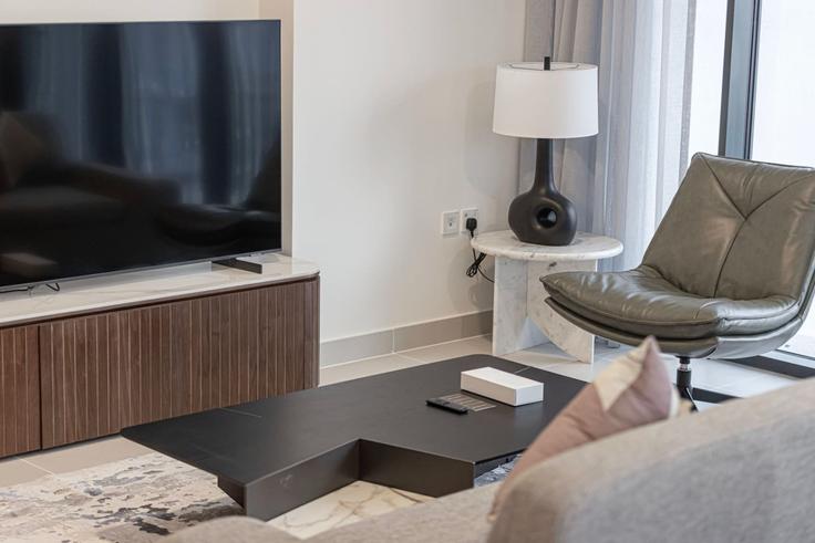 Sala de estar elegantemente projetada com móveis modernos em um apartamento no Building Tariaq Bedon Esm - farwell-gervase - 1342445 em Al Kheeran First, Dubai